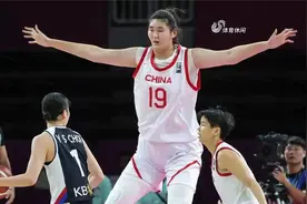 女篮亚洲杯张子宇打澳大利亚的1分钟零5秒，看看发生了什么！视频封面