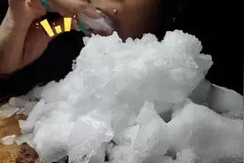 黑姐爱吃冰 直接刮冰箱里的冰视频封面