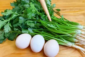香菜和鸡蛋是绝配，放入滚烫的油锅中，瞬间变美食，太好吃了，香视频封面