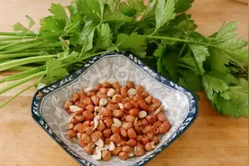 芹菜花生米真的太好吃了，简单一做，香脆爽口又入味，家人超爱吃视频封面