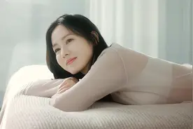 43岁孙艺珍拍的内衣广告，比20岁还水嫩，雨中奔跑很美！