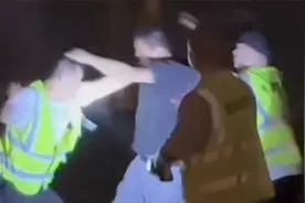 武汉一派出所回应多人粗暴劝阻钓鱼引发对打：他们是渔场工作人员视频封面