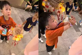 两孩子摆摊很久没有卖出，妈妈转钱拜托路人“假买”，之后太暖心视频封面