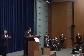 日本校园体检引热议：裸体检查不分性别，教育伦理边界何在？视频封面