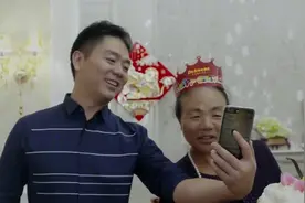 刘强东回乡给母亲过寿，亲手做长寿面，奶茶妹妹视频送祝福！