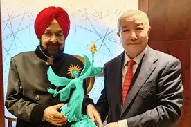 杭州亚运会闭幕 黄剑雕塑《亚运之光》 赠亚奥理事会主席辛格视频封面
