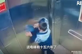 小孩因电梯故障被困，徒手扒电梯门逃生，记者采访时又一老人被困视频封面