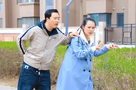 姐夫来借钱，小姨子问：什么门白天关，晚上开？答案太逗了