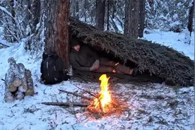 雪下的绝地求生，小伙零装备穿越森林，零下30度全靠柴火堆续命视频封面