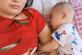 妈妈和爸爸陪宝宝睡觉方式完全不同，看完就明白为啥回家都找妈视频封面