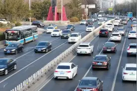北京今年首期油车指标摇号，超六成指标被“无车家庭”摇中视频封面