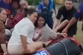 河南唐河暴雨救援人员涉水拉冲锋舟转移千余村民 两天一夜没合眼