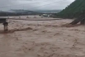 石太线翟家庄铁路桥被洪水冲塌，当地：已禁止通车，无人员伤亡视频封面
