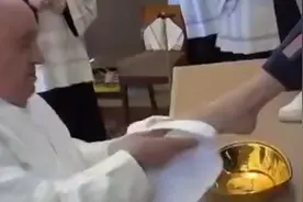 教皇方济各在罗马一座监狱，为12名女囚洗脚并亲吻脚背视频封面