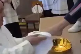 教皇方济各在罗马一座监狱，为12名女囚洗脚并亲吻脚背视频封面