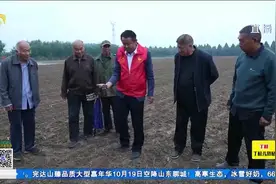 山东省迎来大范围降雨降温，农技专家深入田间地头，为农户作指导