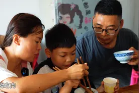 夏日炎炎，荷叶满田，燕子做一道荷叶蒸排骨，香嫩软糯，真美味