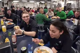 在航母上生活是一种什么体验？一起揭秘美国福特号航母