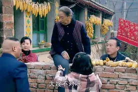 儿女轮流赡养母亲一个月，少一天都不答应，竟把母亲晾在墙头视频封面