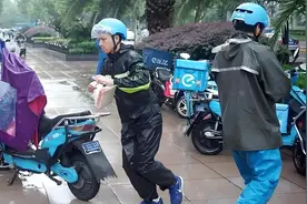 外卖小哥雨中狂奔，只为那一句“谢谢”值得吗？