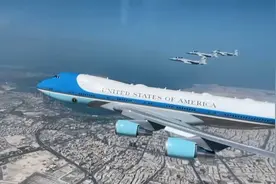 美国特朗普总统的专机“空军一号”受到卡塔尔F-15战斗机的护航