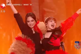 东方卫视跨年：美依礼芽詹雯婷《青鸟》表演次元壁破了视频封面