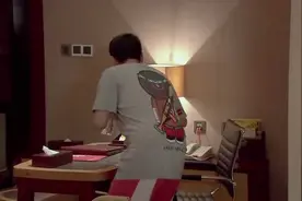 喝醉美女躺床上真性感，小伙看了疯狂喝水！视频封面