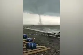 大连庄河海面惊现“龙吸水”