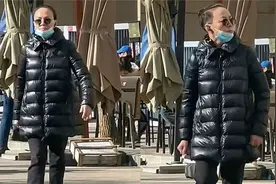 61岁宋丹丹遛弯被偶遇，走出六亲不认的步伐，网友：社会我丹姐！视频封面