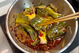 我经常用这个辣酱焖鱼，鲜嫩好吃又简单，炒了点青菜晚餐就搞定啦