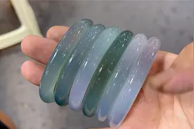 四五百的玛瑙手镯网上卖一千多，好看是真的好看，比入门级翡翠香视频封面