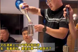 男子在酒桌上一口气喝半瓶白酒，网友：看着都怕视频封面