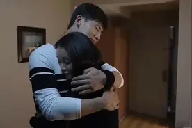 干部：小情侣开房，民警突然查房，美女做法十分机智！