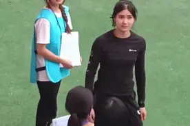 害羞了！夏思凝比赛现场被男粉夸漂亮，低头捂嘴偷笑少女感十足视频封面