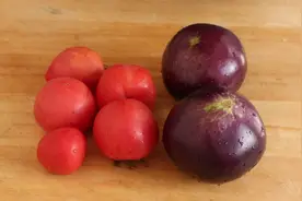 茄子搭配番茄，别总炒菜吃，做成面条卤子，又香又入味，孩子爱吃