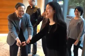 102岁杨振宁酒店过大寿，拄拐杖下台阶状态好，和翁帆结婚已20年视频封面