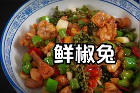 兔肉怎么做好吃无腥味？原来大厨多加这两样，干煸鲜椒兔麻辣鲜香