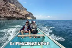 也门渔民的特殊捕鱼方式，深海偶遇海豚群与鲨鱼