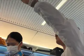 高铁家长放任熊孩子吵闹 热心乘客霸气发声获掌声视频封面