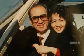 赌王四房太太罕同框，数梁安琪最年轻，难怪赌王独宠她视频封面