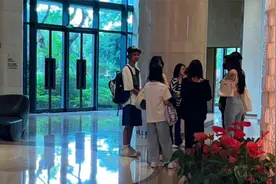 小S风波后带全家出游，模样憔悴惹人心疼，二女儿又高又瘦身材好视频封面