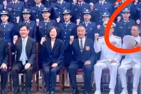 台军校毕业生比划手势时,一拳打飞上将军帽 网友调侃：毕业即退伍视频封面