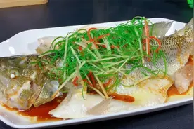 为啥广东人做的清蒸鲈鱼那么好吃？大厨教你正确做法，鲜嫩无腥味