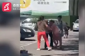 沈阳两女子当街殴打一拾荒老人将其手机扔路中 派出所：正在处理视频封面