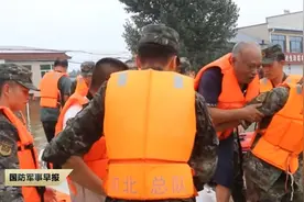 解放军和武警部队全力以赴投入防汛抢险救灾（北京）