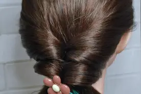 最近流行的中长发扎发，造型样式好看，没想到这么简单好扎惊艳了