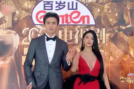 张雨绮穿红色深V礼服，这颜值这身材，主持人都迷住了