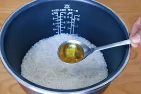 很多人不知道，煮米饭只会加清水是大错！教你星级饭店不外传秘诀