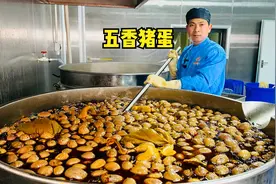 河南小伙卤猪宝，牛蹄老母鸡来增鲜，4斤猪蛋出1斤，日卤3吨货！视频封面