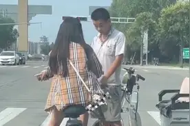 奇葩！男子当街拦车要女生袜子，拿到后边走边闻看懵众人